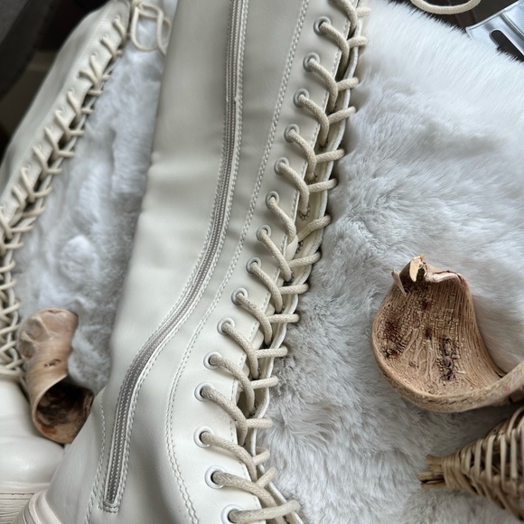 Shein boots size 5, 5.5 slipped cream used - Picture 7 of 12